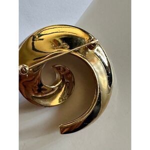 ✨ Rare Signed 1960s Trifari Gold Swirl Brooch – Vintage Pin Miss / 2 Rhinestones